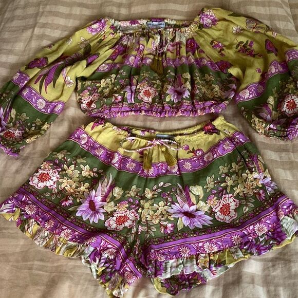 Sand Coachella 2 Pc Girls Top and Shorts in a floral print. Size 8. - Picture 1 of 6